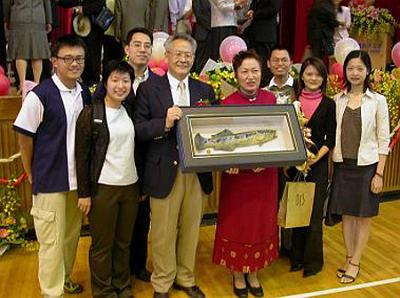 2003 (29).jpg - Oct-19-2003-五十週年校慶傑出校友頒獎之三